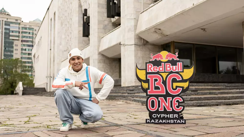 Казахстанец сенсационно пробился в финал чемпионата по брейкингу Red Bull BC One