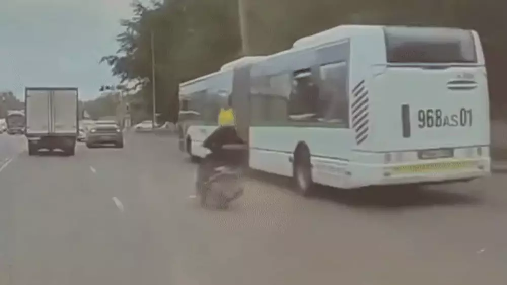 В Астане подросток на мопеде едва не угодил под автобус: видео