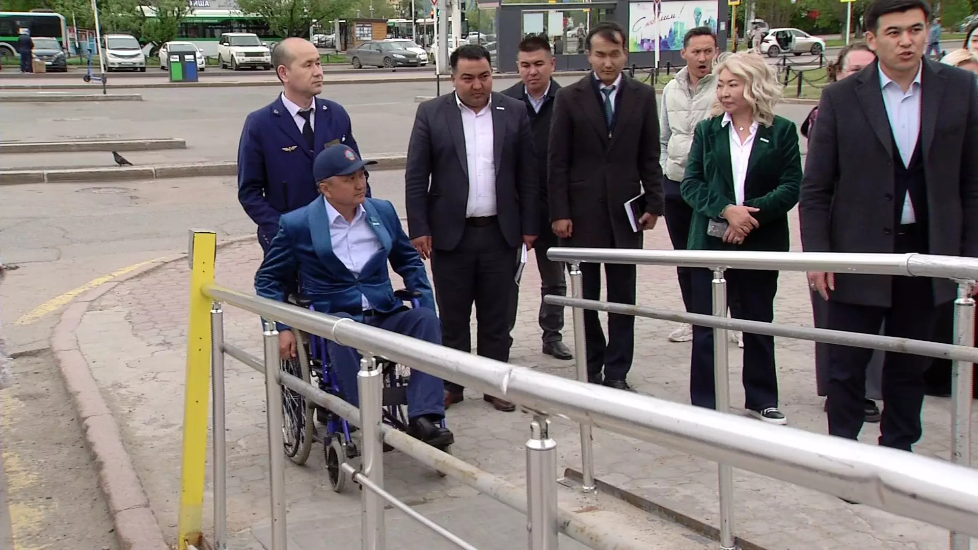 Условия для лиц с инвалидностью на жд вокзале Астаны раскритиковала партия "AMANAT"