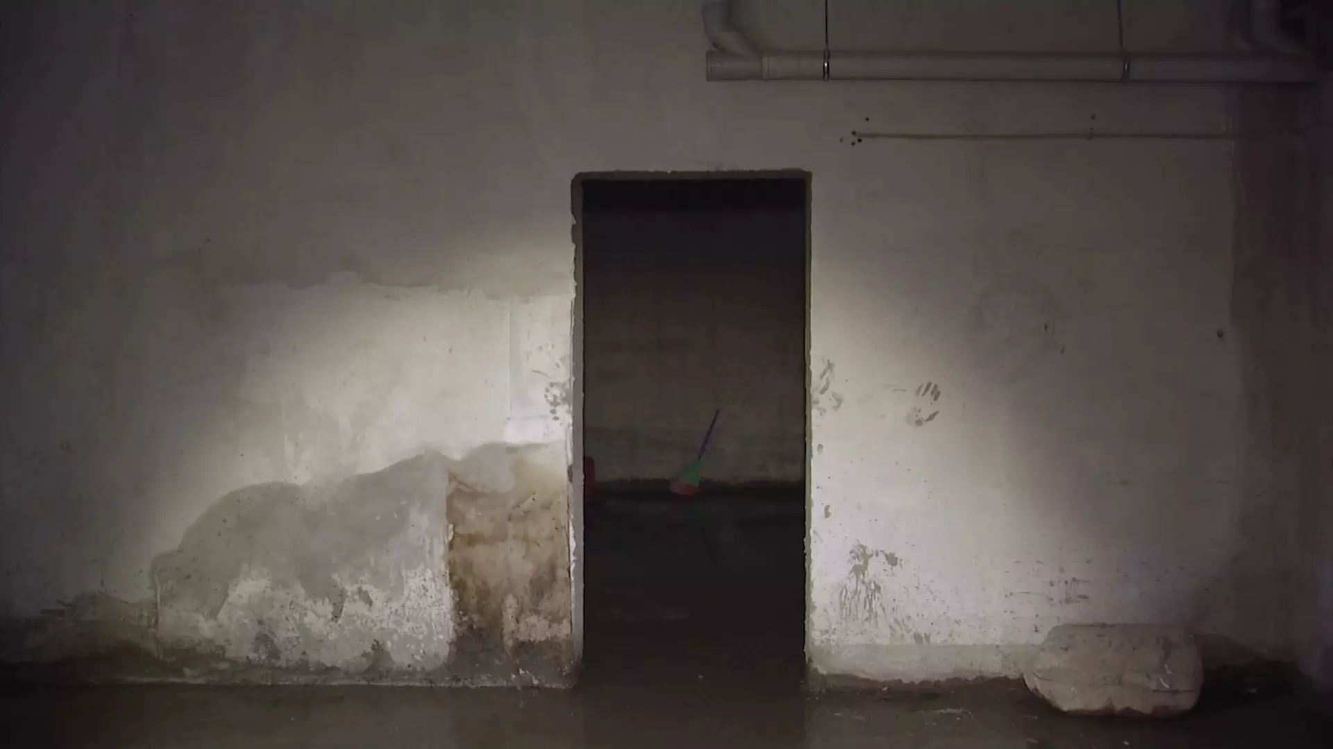 На затопленные подвалы и разрушающиеся стены жалуются жители нового ЖК в Алматы