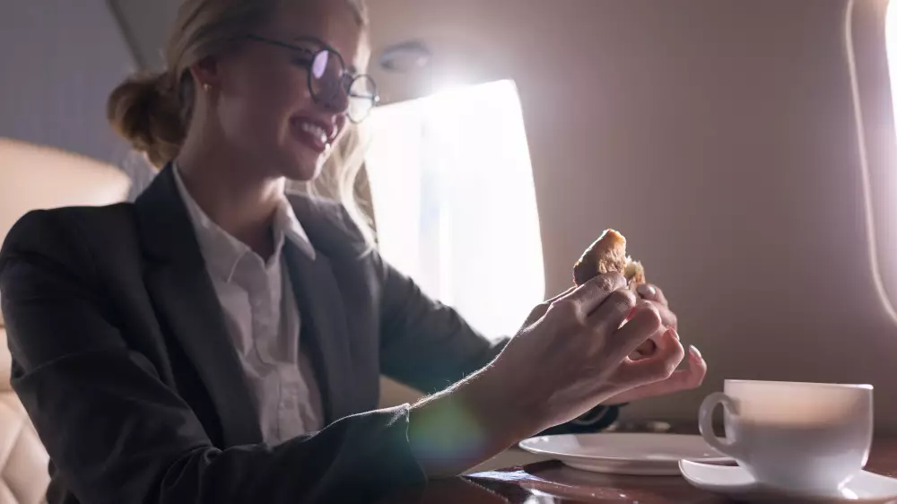 Не ешьте это в самолете: какая еда на высоте покажется отвратительной