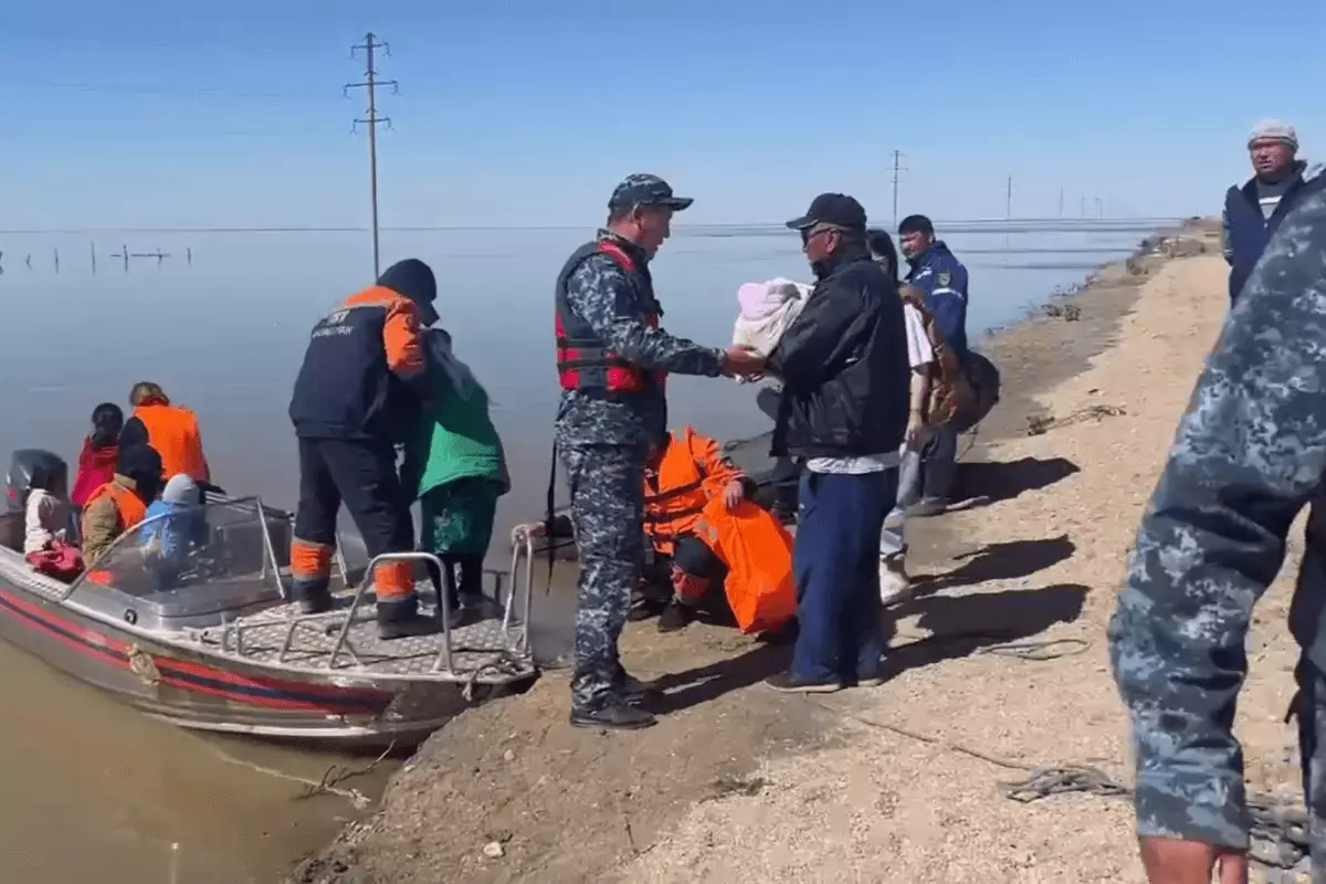 В связи с угрозой затопления эвакуируют жителей села Талдыколь в Атырауской области