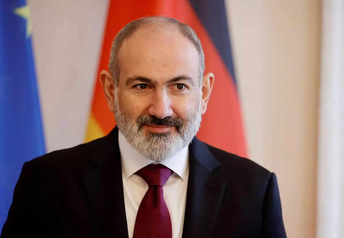 Вертолет премьер-министра Армении экстренно сел на стадионе