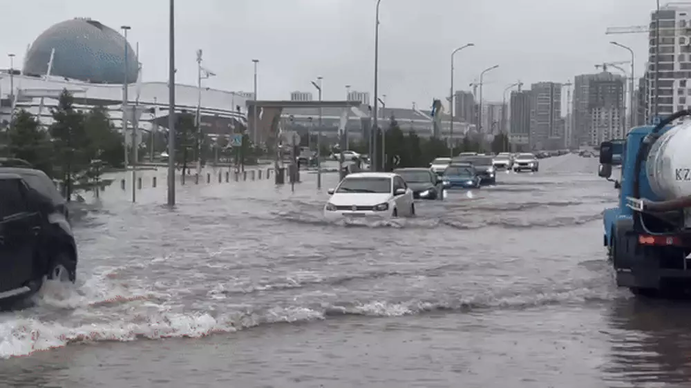 Астана "поплыла" из-за сильного дождя - видео