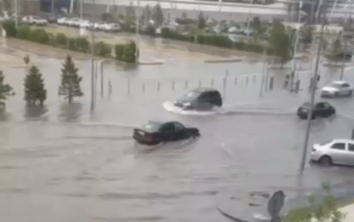 Улицы Астаны затопило после дождя (ВИДЕО)