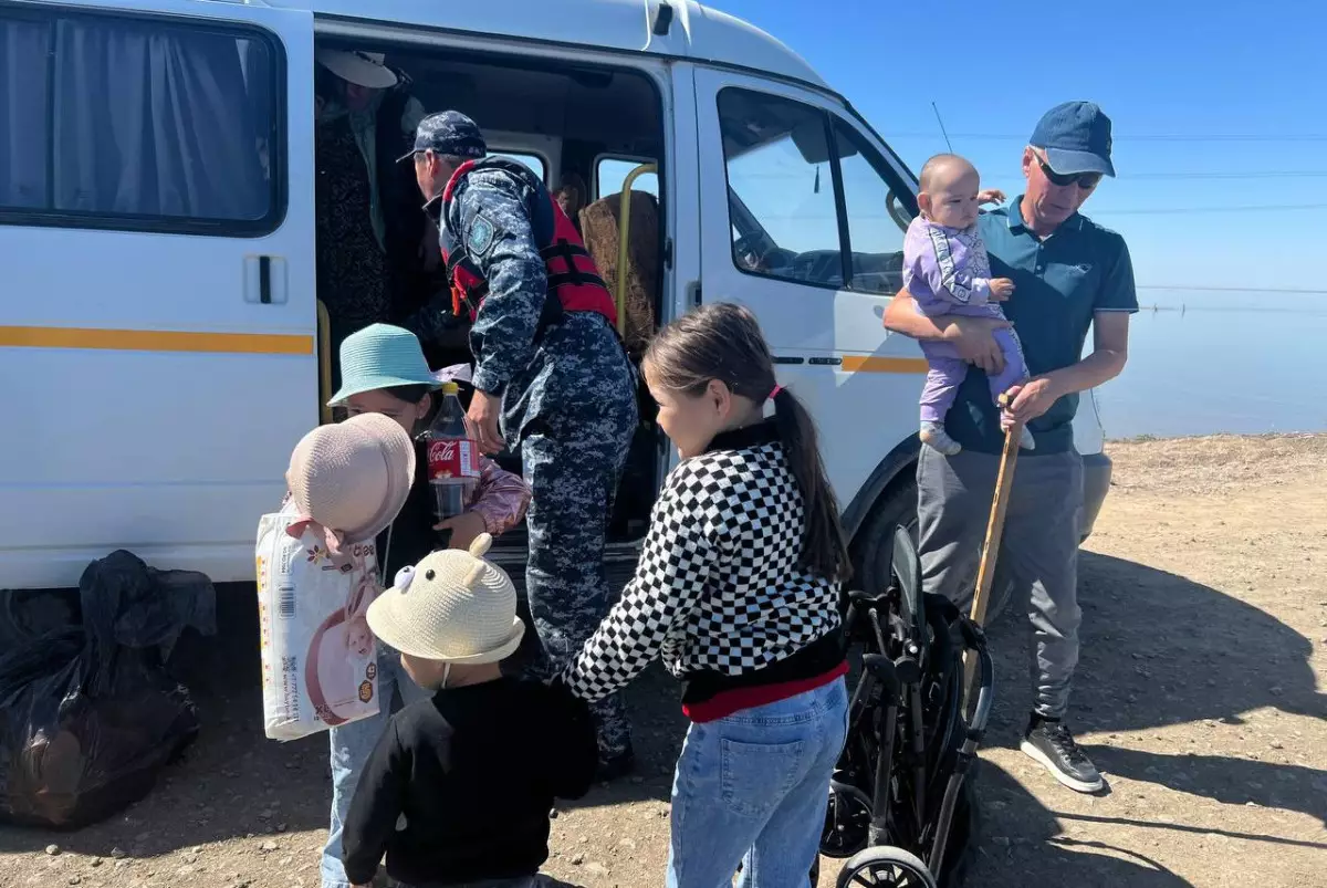 Эвакуированным из Талдыколя жителям помогают медбригады