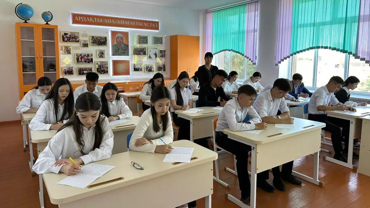 В 302 школах области Абай прошел единый воспитательный час