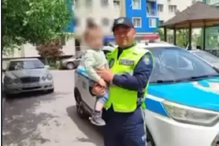 Полицейские в Шымкенте вернули матери пропавшего трёхлетнего мальчика