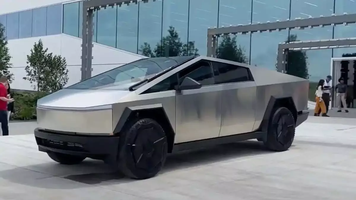 Автомобиль будущего по цене дома — в Москве за 37 миллионов рублей продают Cybertruck от Tesla