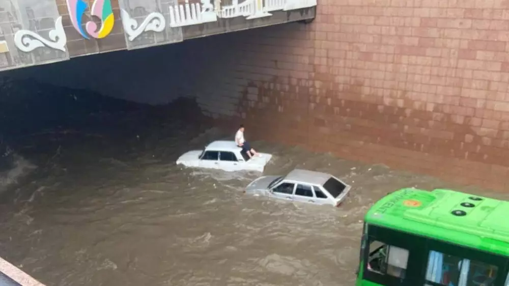 Ливень затопил улицы Шымкента