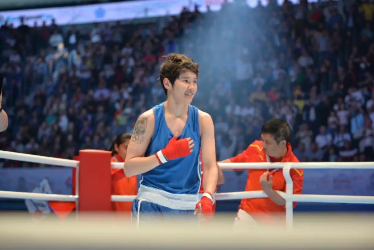 Назым Кызабай одержала досрочную победу на старте олимпийского отбора по боксу