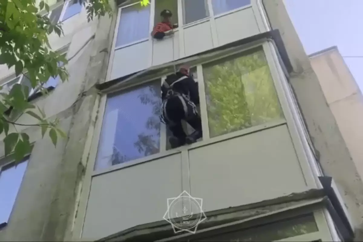 В Кокшетау спасатели через балкон зашли в квартиру, где заперся 4-летний мальчик (ВИДЕО)