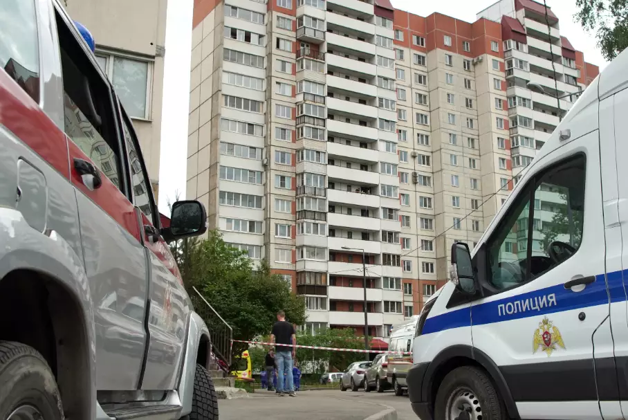 В Санкт-Петербурге мужчина забаррикадировался у себя дома и открыл стрельбу по полицейским