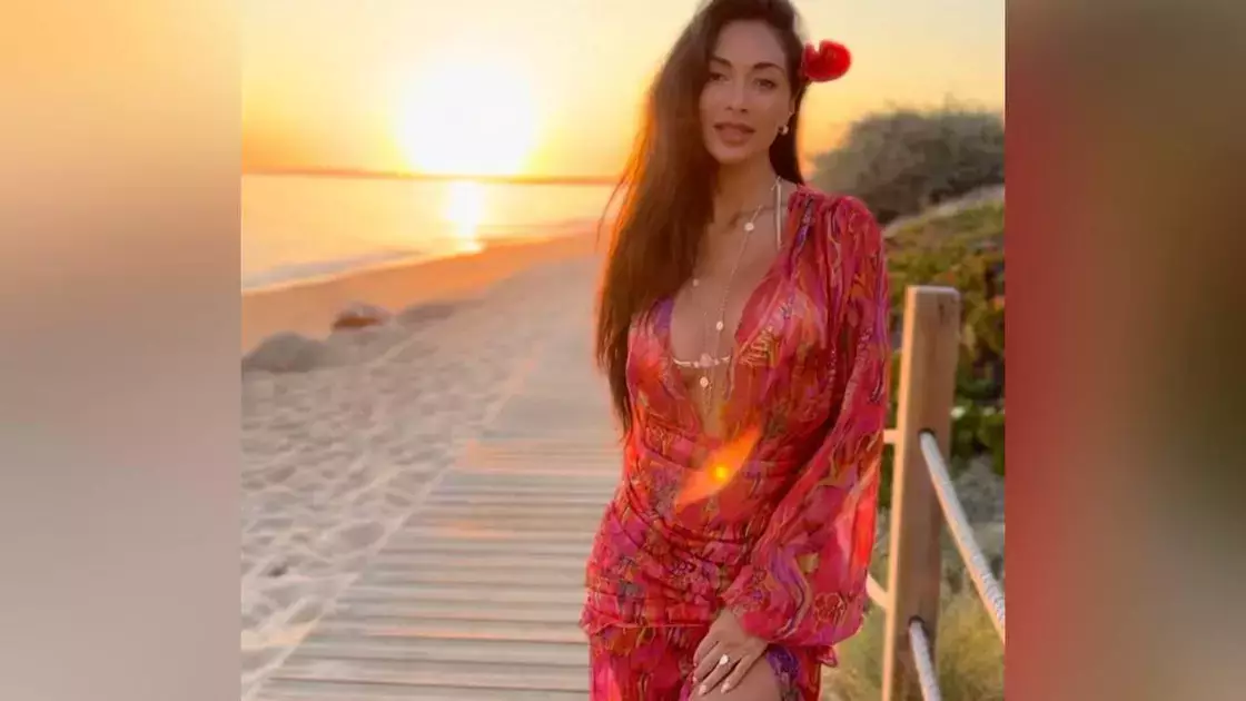 Экс-солистка Pussycat Dolls показалась в полупрозрачном платье на пляже после концерта в Алматы