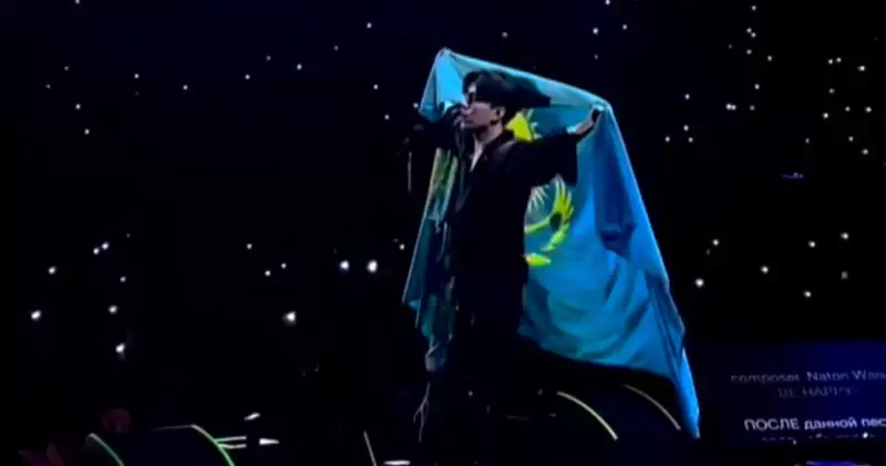 Димаш вышел на сцену в Турции с казахстанским флагом (видео)