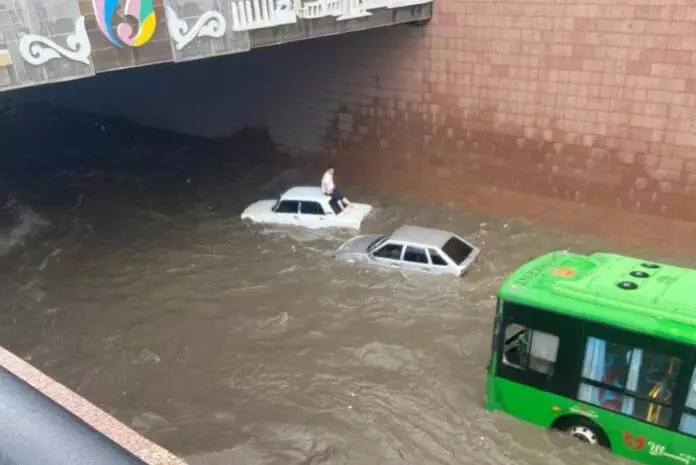 Потоп в Шымкенте: за час в городе выпала месячная норма осадков