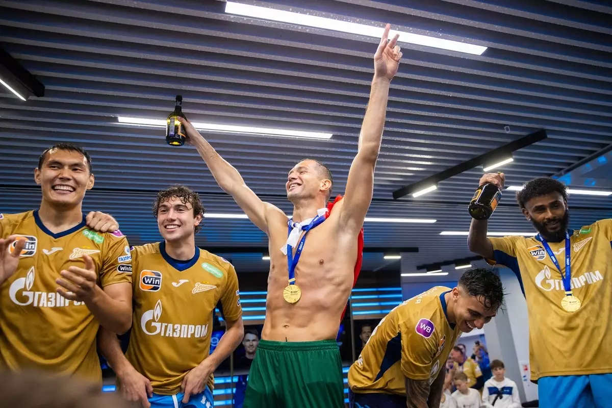 Чемпионская раздевалка «Зенита»: Кержаков обливал шампанским Медведева, Вендел с пивом танцевал лезгинку!