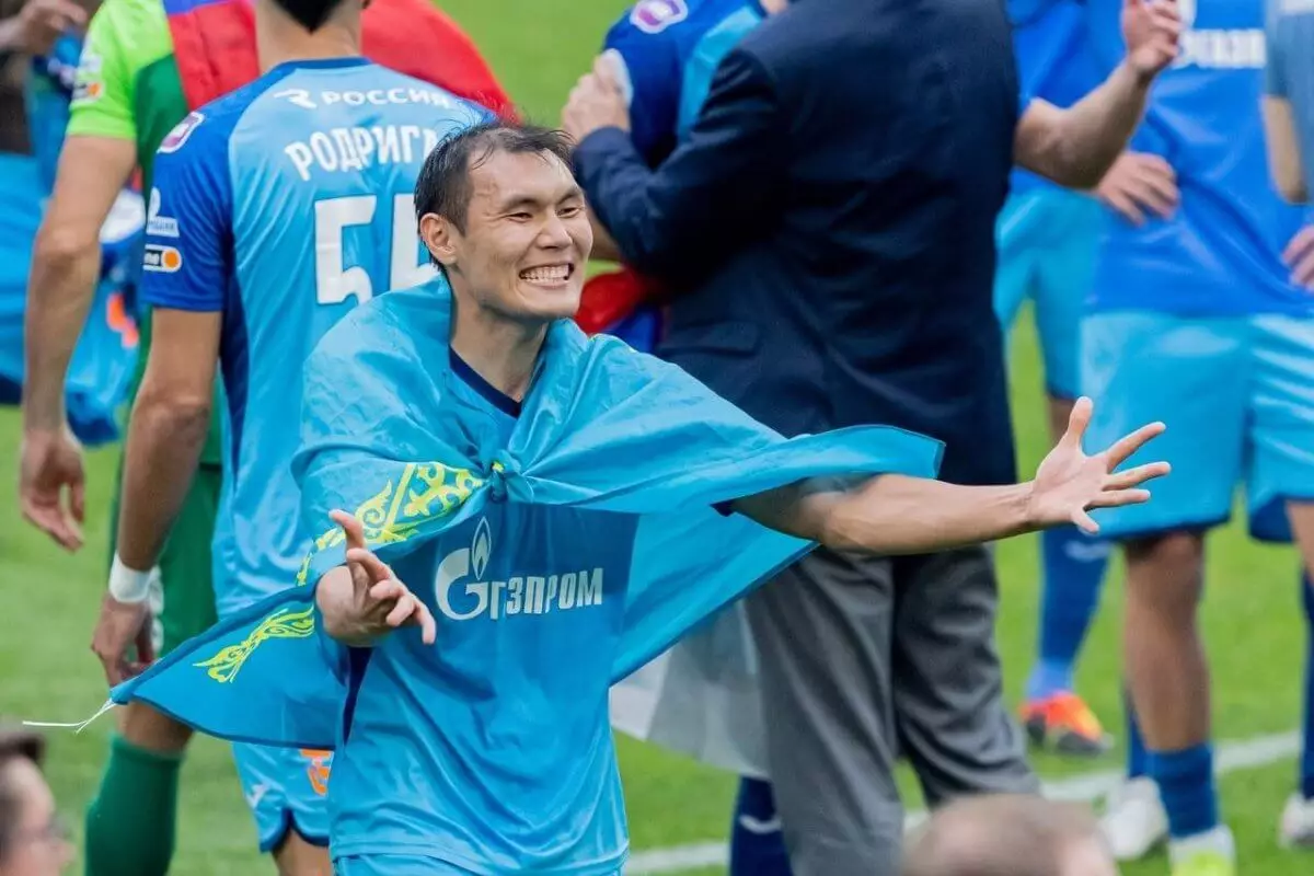 Нуралы Алип с флагом Казахстана отпраздновал титул чемпиона России