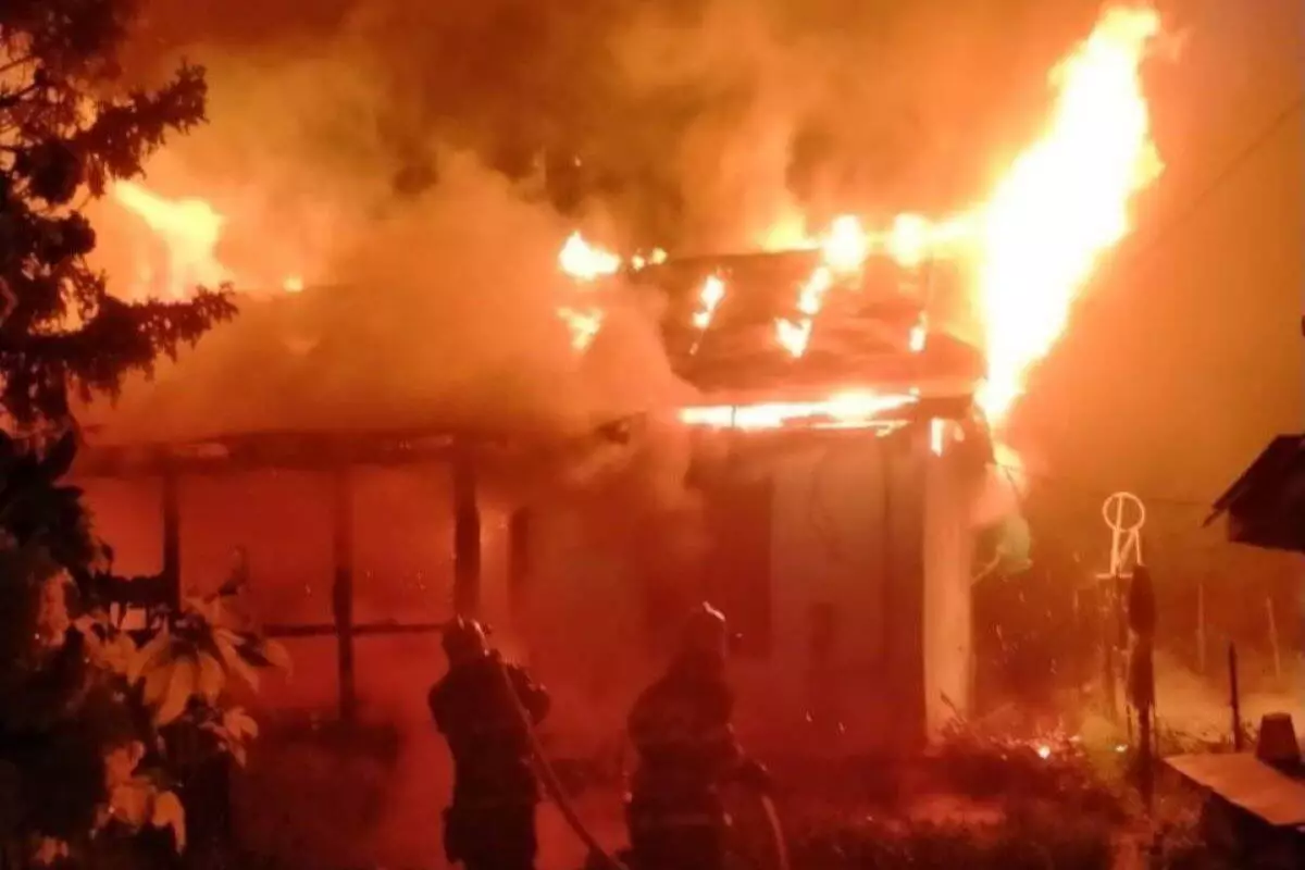 Частный жилой дом сгорел ночью в ВКО