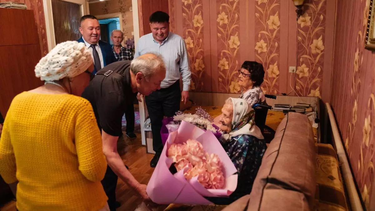 108-летнюю жительницу Семея поздравил аким города