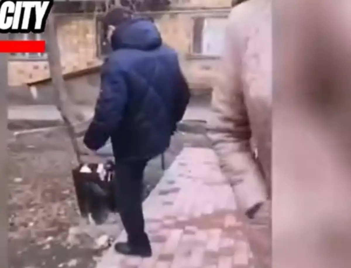 Қарағандыда аудан әкімі орынбасарының қоқыс жәшіктерін тепкен видеосы тарады