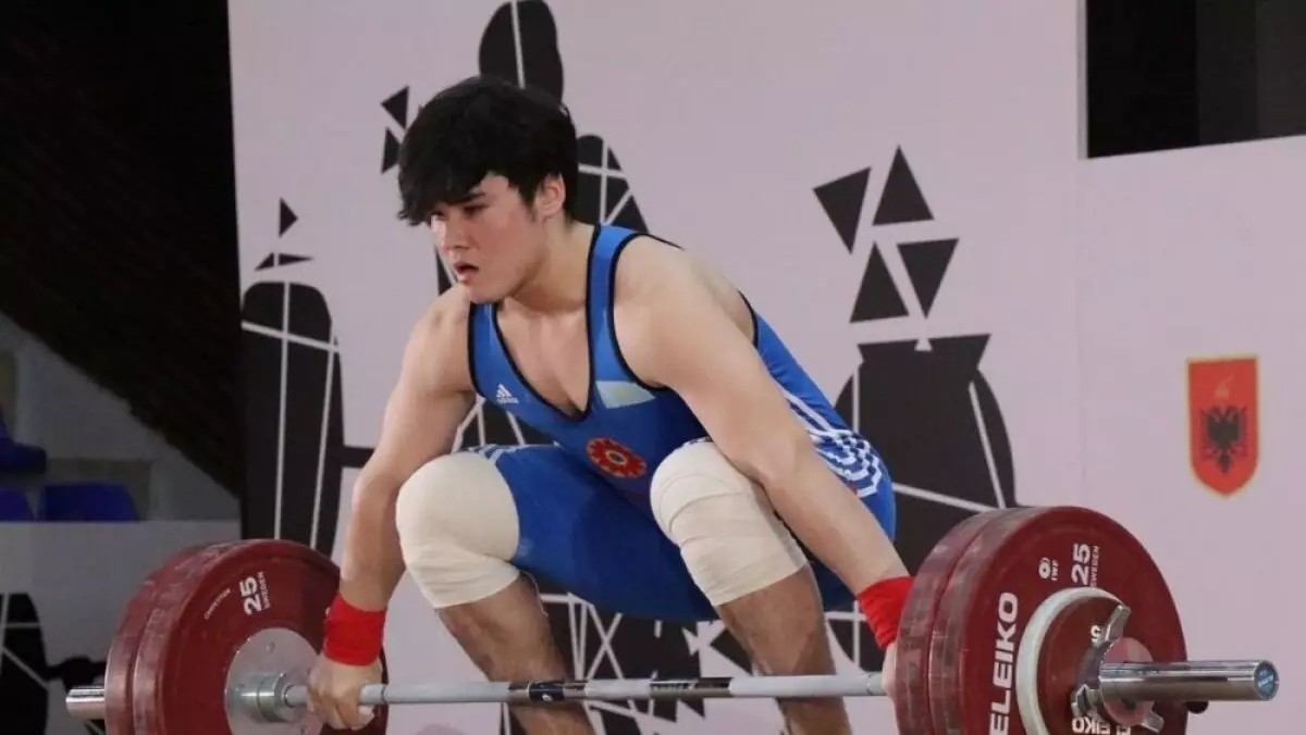 Казахстанский тяжелоатлет завоевал золотую медаль на чемпионате мира среди молодежи в Перу