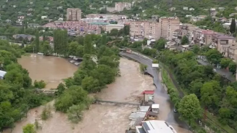 В Армении разрушились дороги и мост из-за мощного наводнения