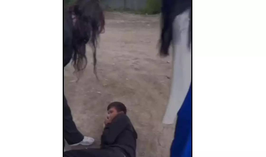 Избивших парня и снявших это на видео выпускниц в Алматы доставили в полицию