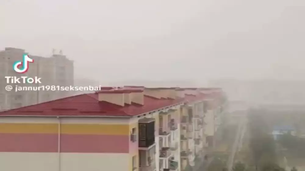 Удар молнии в многоэтажку попал на видео в Шымкенте