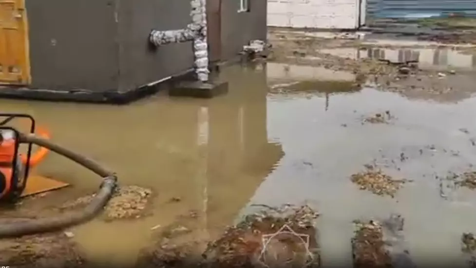 Спасатели откачивают дождевую воду в Акмолинской области