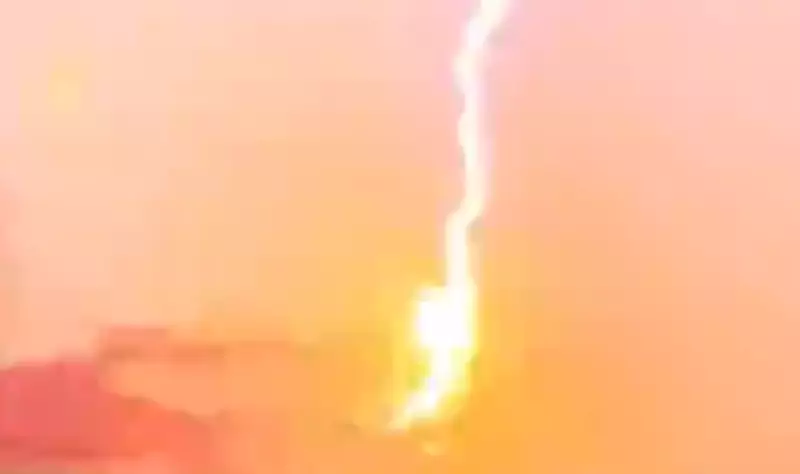 Один из многоэтажных домов Шымкента ударила молния (видео)