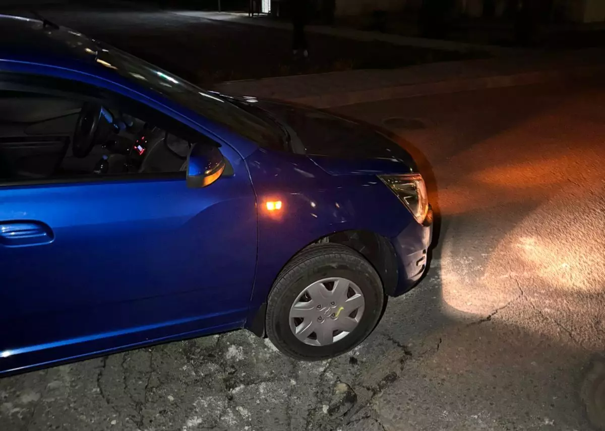 В Актау автомобиль провалился в яму из-за просевшего асфальта