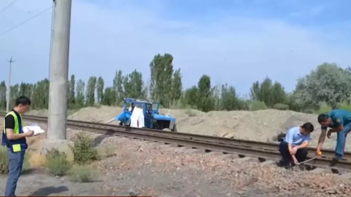 В Ферганской области поезд сбил трактор, погиб школьник