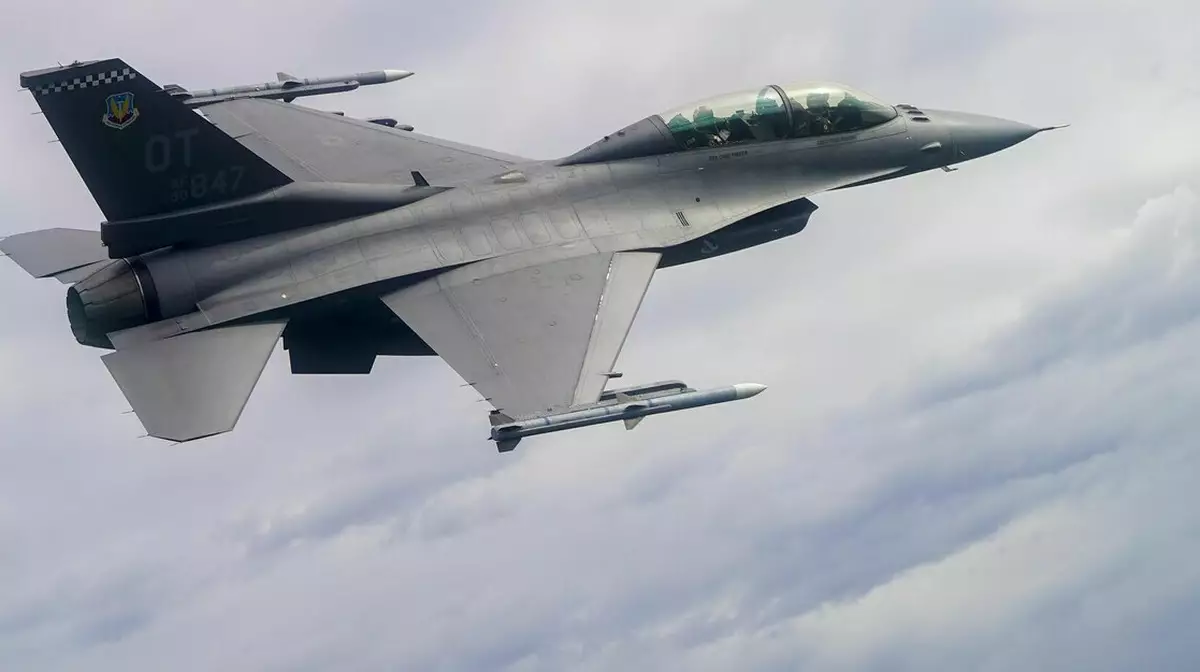 Украиналық әскери ұшқыштар АҚШ-та F-16 ұшағында жаттығудан өтті