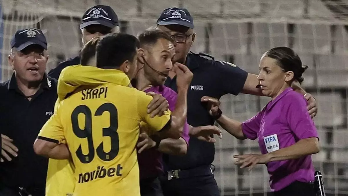 Полиции пришлось помогать женщине-арбитру покинуть поле после финала Кубка Греции