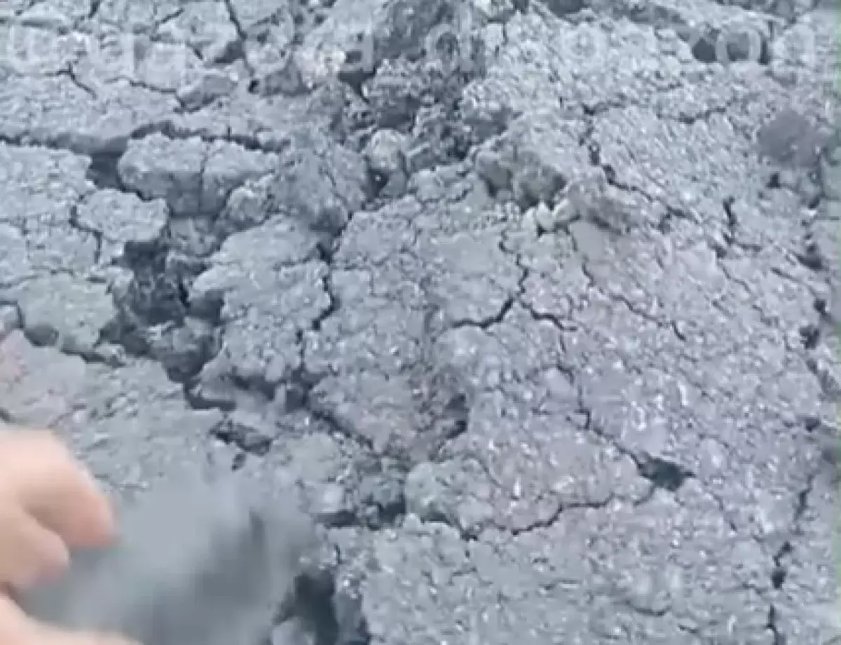 В Актюбинской области разваливается асфальт, который уложили пару дней назад