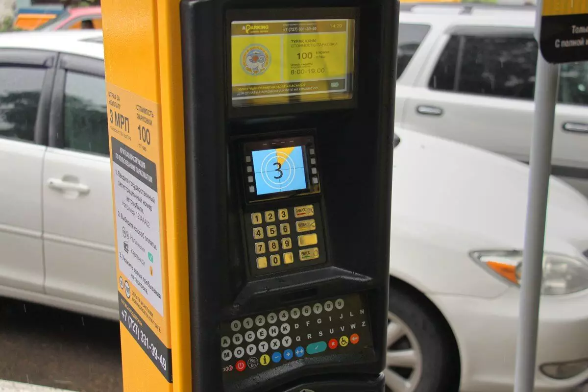 Повысить тарифы на платные парковки в Алматы предложили эксперты