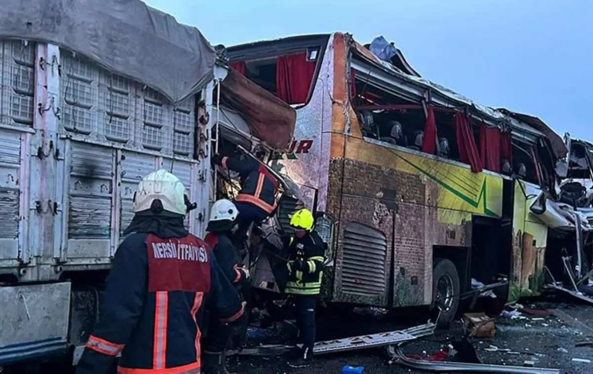 11 человек погибли, 38 ранены в ДТП с автобусом и грузовиком в Турции
