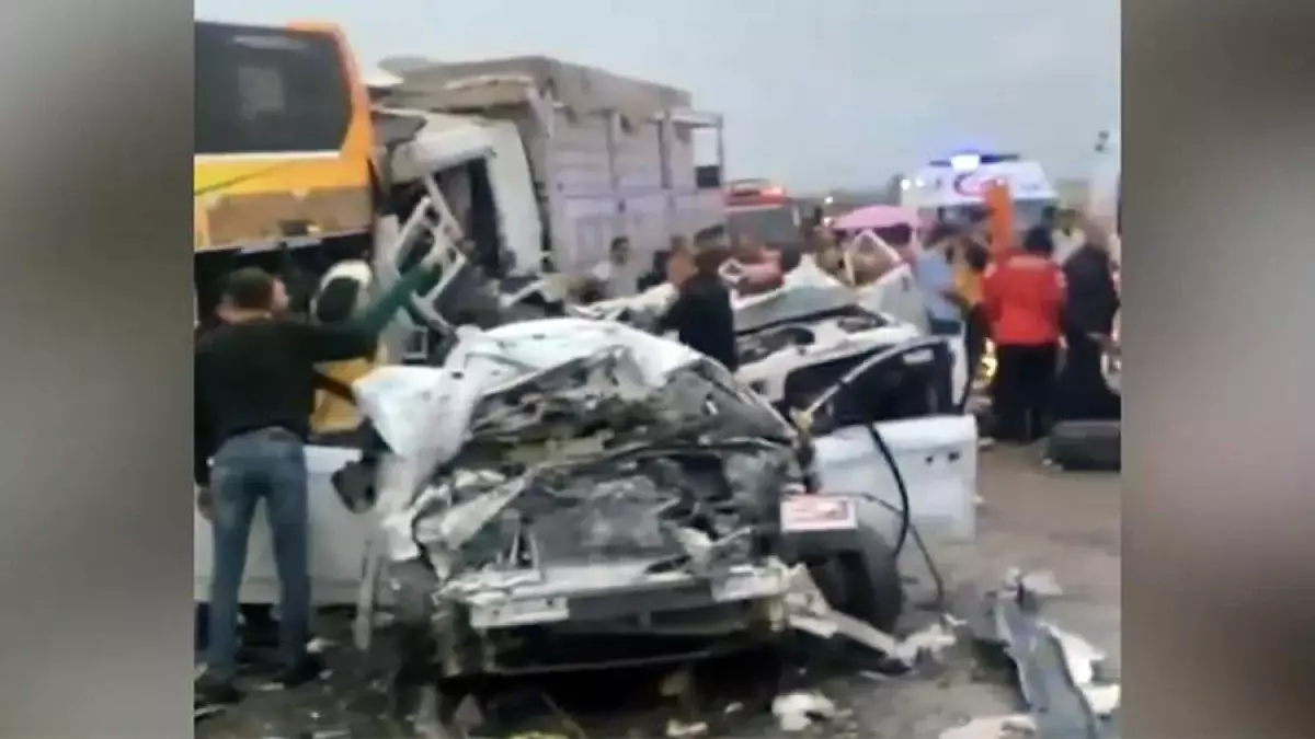 Цепная авария в Турции: 11 человек погибли, десятки раненых