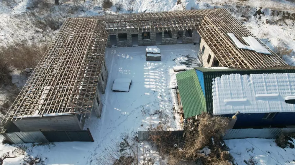 В Алматы снесли незаконное строение в микрорайоне Кайрат