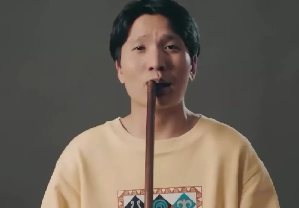 Казахстанский музыкант виртуозно исполнил каверы 32 стран мира