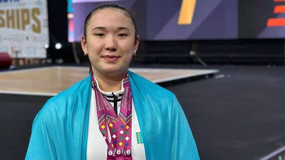 17-летняя казахстанка выиграла три золота ЧМ по тяжелой атлетике