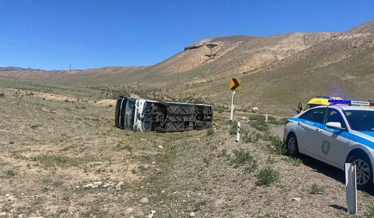 Автобус с туристами съехал с дороги в Алматинской области, постарадали 13 человек