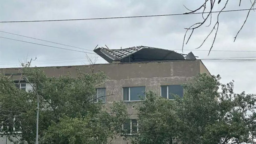 Крышу многоэтажки сорвало в Семее