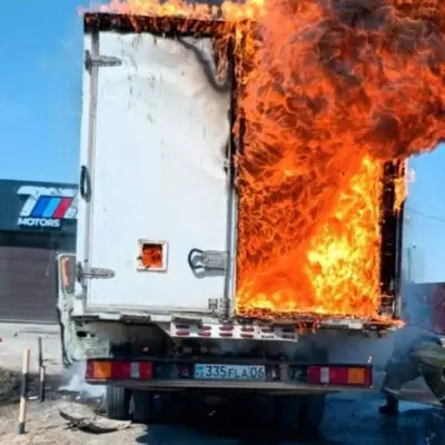 Автомобиль загорелся в пункте замены масла в Атырау