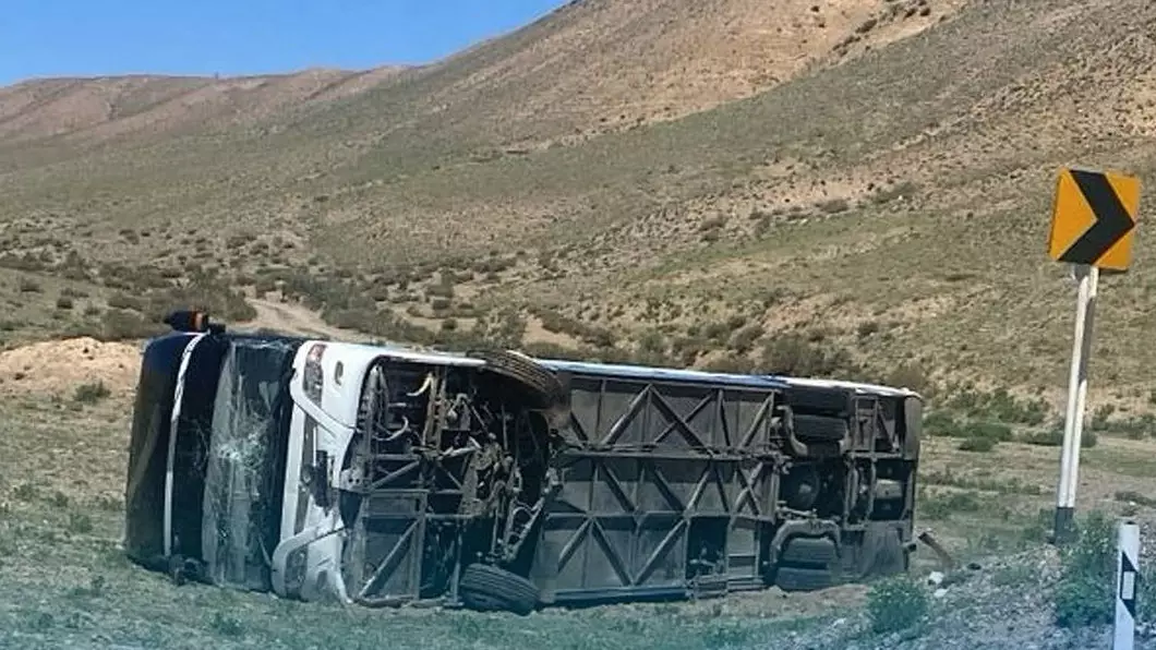 Автобус с туристами попал в ДТП и перевернулся в Алматинской области