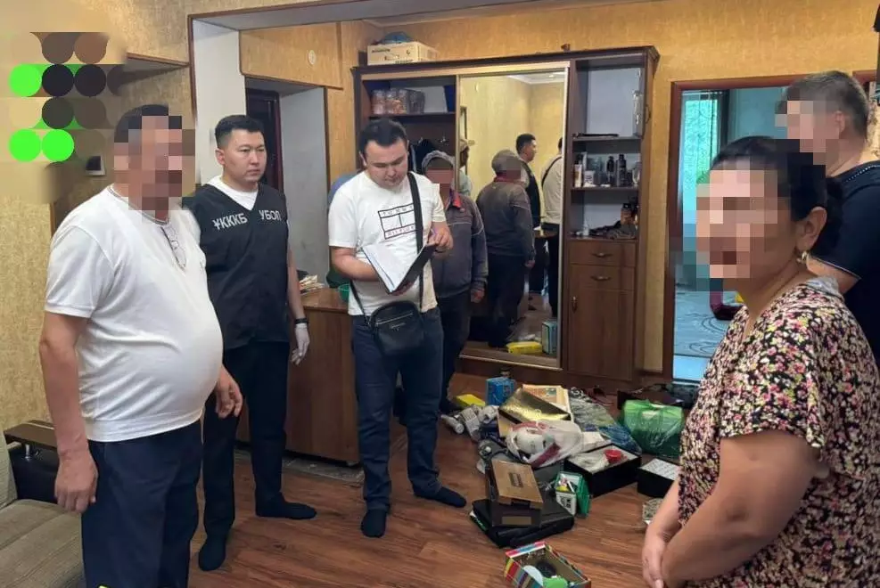 Хранили оружие и занимались сводничеством: ОПГ задержали Туркестанской области