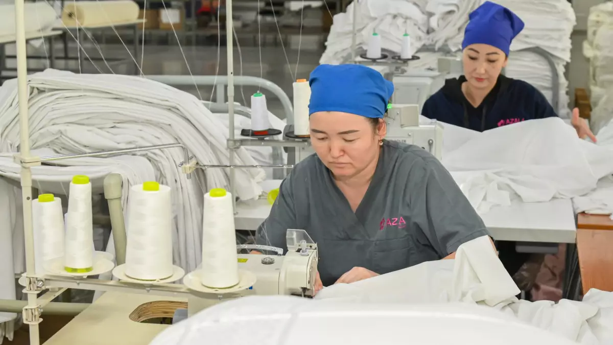 Крупнейшая текстильная фабрика Казахстана будет шить форму для военных и постельное белье для поездов