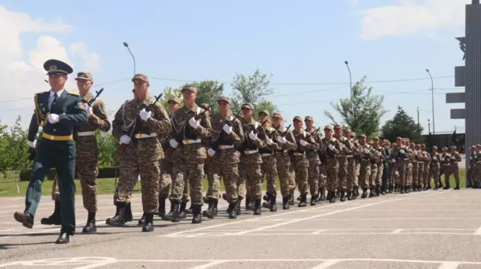 В Шымкенте прошла церемония приведения к присяге молодых солдат
