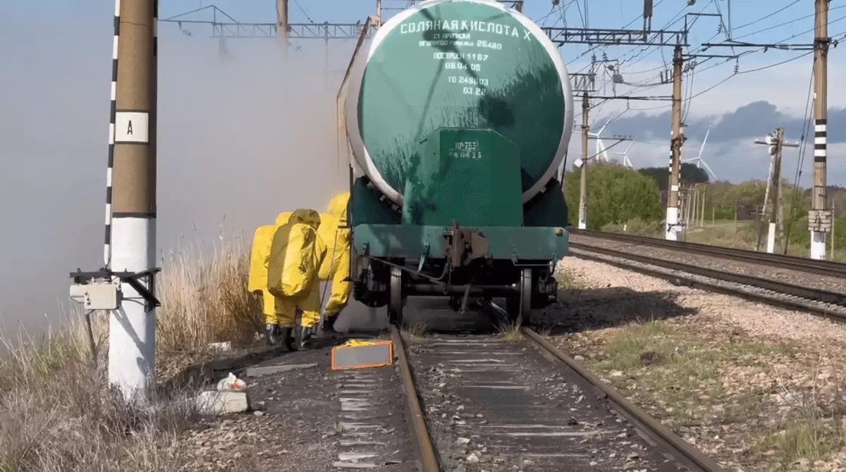Соляная кислота разлилась из цистерны поезда в Акмолинской области (ВИДЕО)